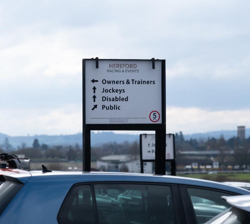 A close up of a parking directional sign at Hereford Racecourse